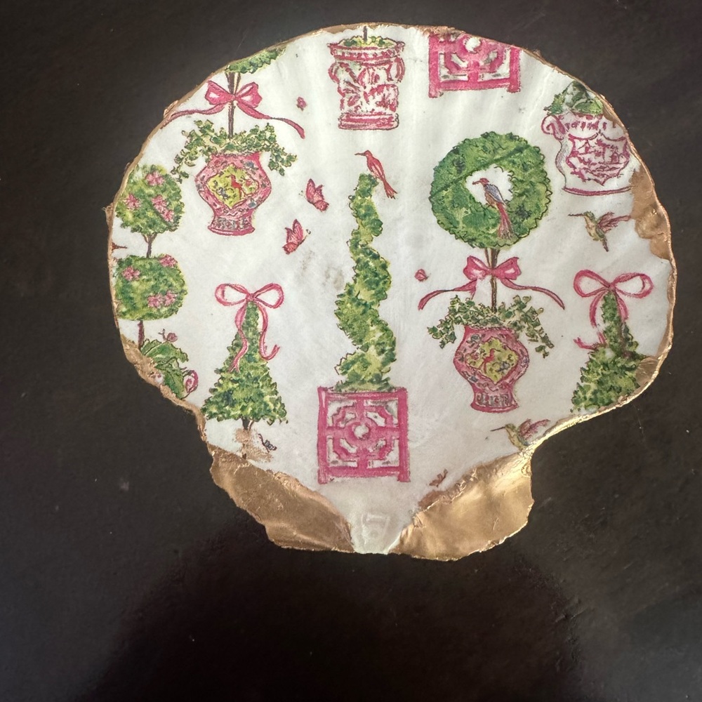 Holiday Shell Plate with Gold and Green Design